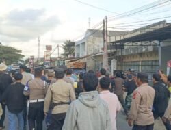 Pendemo Darurat Narkoba Rusuh Akibat Mobil Warna Kuning Memaksa Masuk ke Kerumunan Akasi