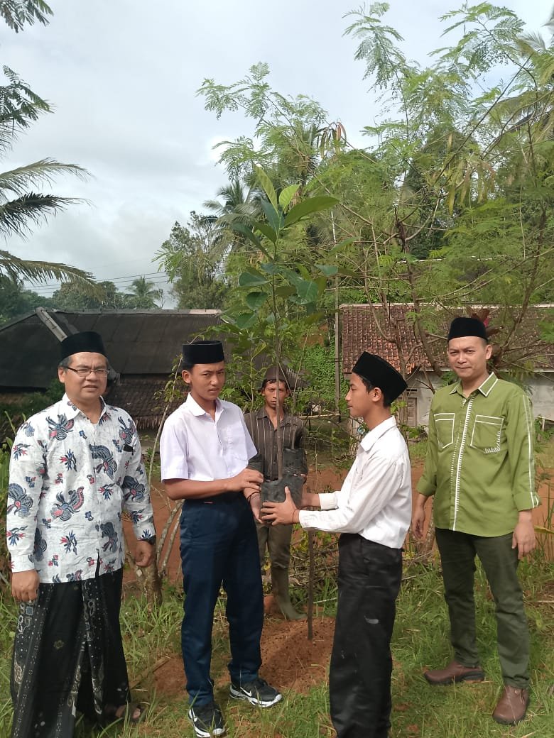 Farid Mukti, Ketua HIPKA Lebak berikan bibit pohon nangka gori sebanyak 1000 pohon kepada Yayasan Daarul Falah Cijaku pada Jum'at (18/04/2025).