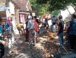Warga Binglu Adakan Perbaikan Jalan Poros Desa Secara Swadaya