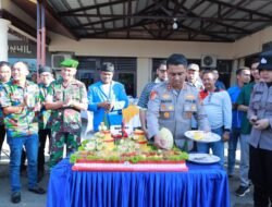 AKBP Farouk Oktora Potong Tumpeng Bagikan Sembako Usai Apel Peringati Mayday Internasional 2025