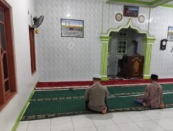Jalin Kedekatan Masyarakat Dengan Personil Polsek Lebakgedong Melaksanakan Sholat Subuh Berjamaah Keliling