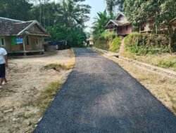Pemdes Harjawana Bangun Jalan di Kampung Cipayanggu