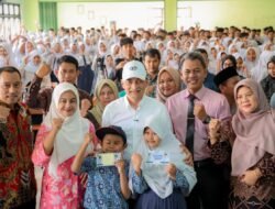 Serahkan Buku Tabungan Program Sekolah Gratis, Wagub Banten A Dimyati Natakusumah Yakini Bakal Tingkatkan Kualitas Pendidikan Provinsi Banten