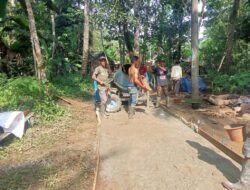 Diduga Kurang Pengawasan, Pemasangan Plastik pada Pembangunan Jalan Rabat Beton Kurangi Kualitas Pekerjaan