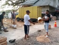 Ketua Ormas Pendekar Banten Bersama Masyarakat Melakukan Gotong Royong Perbaiki Jalan di Pasar Binuangeun