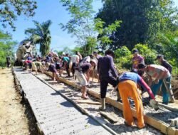 Luput Perhatian Pemerintah, Ratusan Warga Kampung Cimanyangray Lanjutkan Bangun Jalan Poros Desa Secara Swadaya