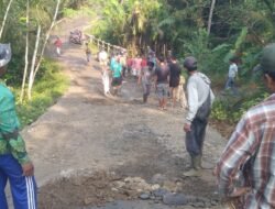Jalan Poros Desa Hancur, Warga Desa Cilangkap dan Desa Senanghati Lakukan Perbaikan