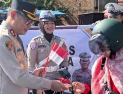 Bagikan Bendera Merah Putih ke Pengendara, Ini Yang Disampaikan Kapolres Pagar Alam