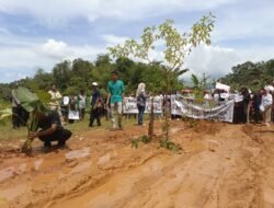 Pasukan Emak, Pelajar dan Warga Aksi Damai Minta Perbaikan Jalan Cikaret – Pasarkupa