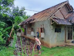 Kena Terjangan Angin, Tiga Rumah Nyaris Ambruk