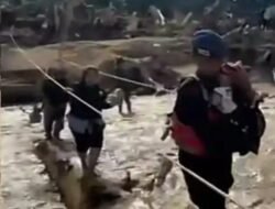 Aksi Heroik Brimob Gendong Bayi Seberangi Jembatan Nyaris Roboh di Tapanuli