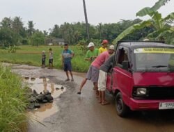 Warga Kampung Cibuah, Lebak, Perbaiki Jalan Secara Swadaya Akibat Janji Perbaikan Tak Terwujud