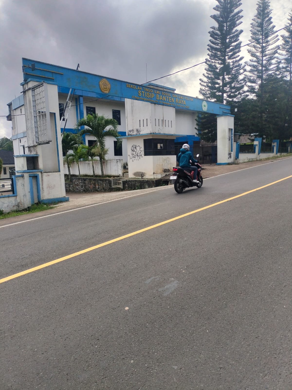 BEM STISIP Banten Raya Kritik Keras Dishub Pandeglang tentang Marka Jalan, pada Rabu (11/03/2026).