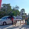 Peduli Sesama Hj.Emuy Anggota DPRD Banten Bagikan Takjil Gratis di Pintu Gerbang Tol Cileles