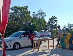 Peduli Sesama Hj.Emuy Anggota DPRD Banten Bagikan Takjil Gratis di Pintu Gerbang Tol Cileles